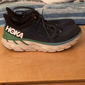 Hoka men's shoe size 10.5 in good condition needs to be washed, I accept offers